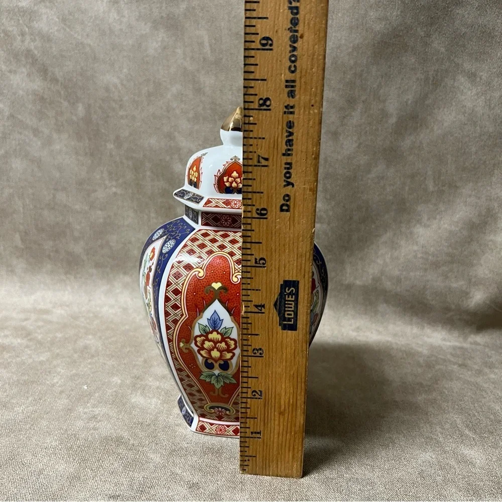 Vintage Imari Japanese Porcelain Ginger Jar in excellent condition